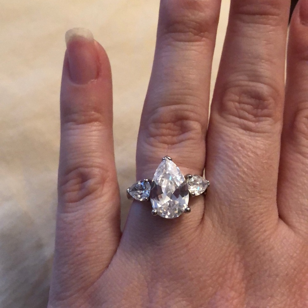Comfort fit silver colored pear shaped ring - Picture 5 of 8